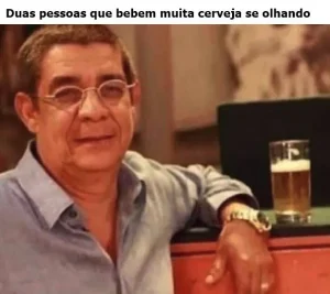 Duas pessoas que bebem muita cerveja se olhando