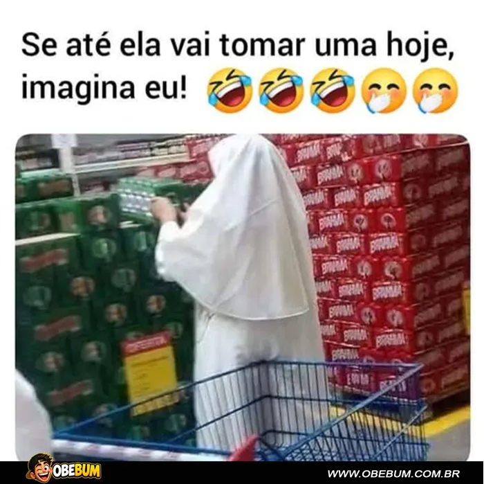 Imagem engraçada de pessoa vestida de freira comprando cerveja no mercado