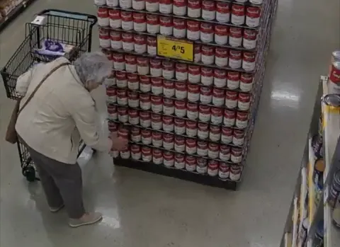 Vovó derruba acidentalmente expositor de supermercado