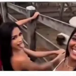 Mulher coloca a língua para fora perto de um boi e acaba levando uma lambida inesperada.